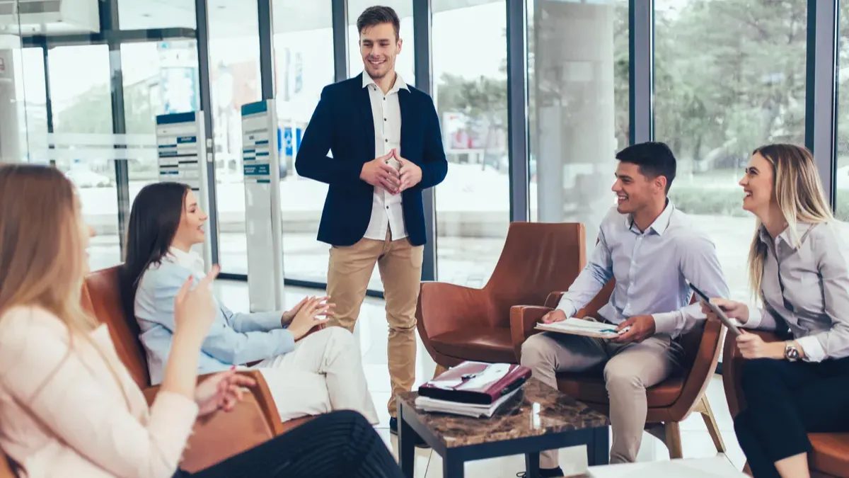 Equipo de trabajo reunido en una sala